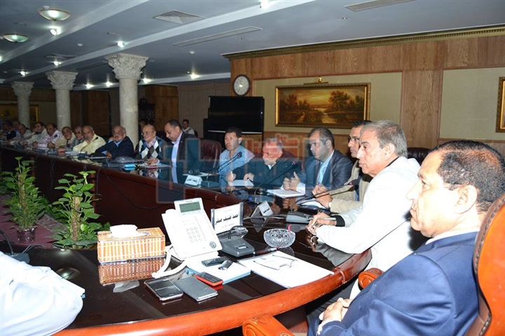 بالصور.. محافظ الغربية يقرر تحويل صرف مصانع المحلة على الشبكة الجديدة