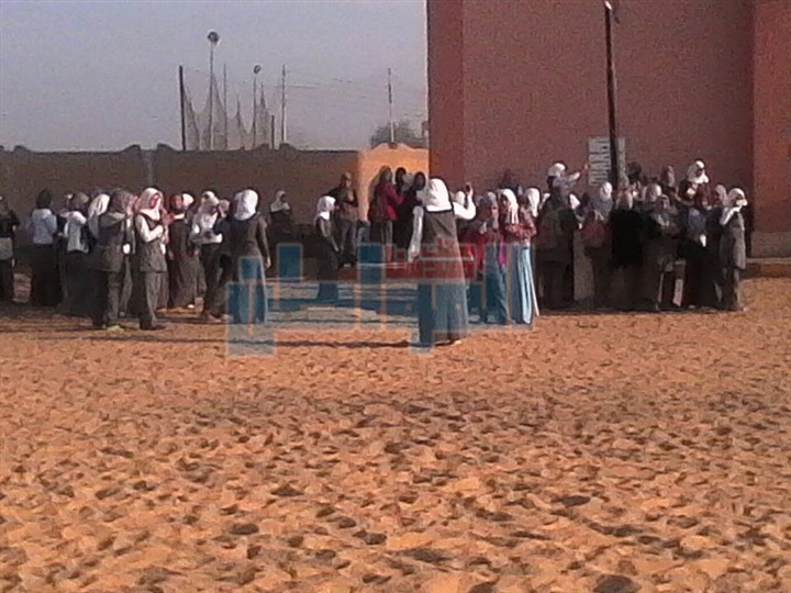 بالصور.. طلاب مدرسة ببنها يعتصمون داخل الفناء للمطالبة بعودة المدير