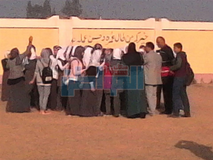 بالصور.. طلاب مدرسة ببنها يعتصمون داخل الفناء للمطالبة بعودة المدير