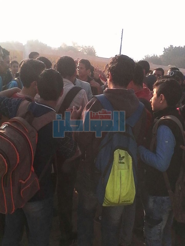 بالصور.. طلاب مدرسة ببنها يعتصمون داخل الفناء للمطالبة بعودة المدير
