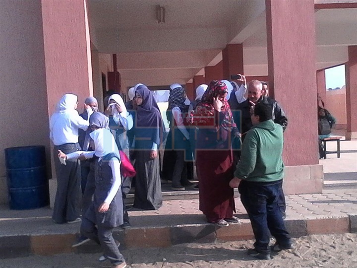 بالصور.. طلاب مدرسة ببنها يعتصمون داخل الفناء للمطالبة بعودة المدير