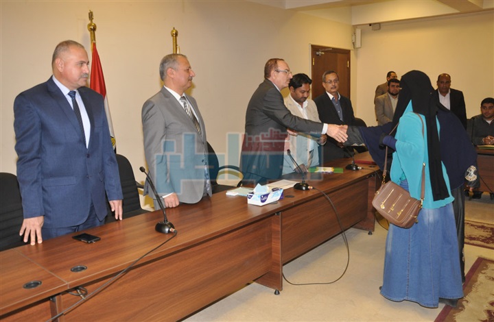 محافظ بني سويف يسلم 75 ألف جنيه للعرائس الأيتام لتجهيز بيت الزوجية