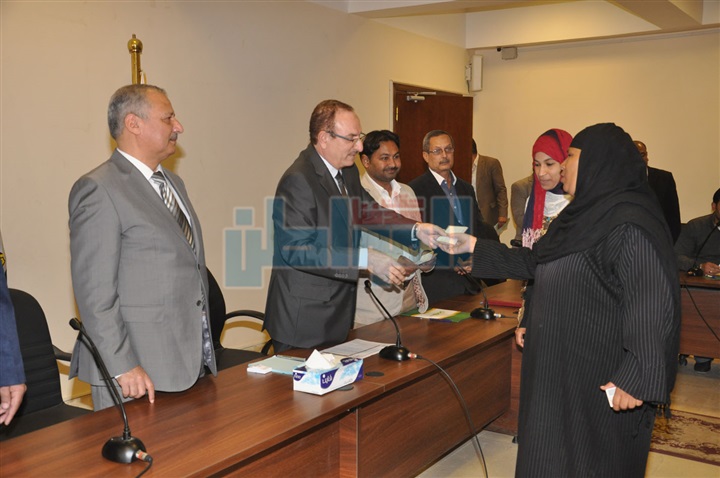 محافظ بني سويف يسلم 75 ألف جنيه للعرائس الأيتام لتجهيز بيت الزوجية