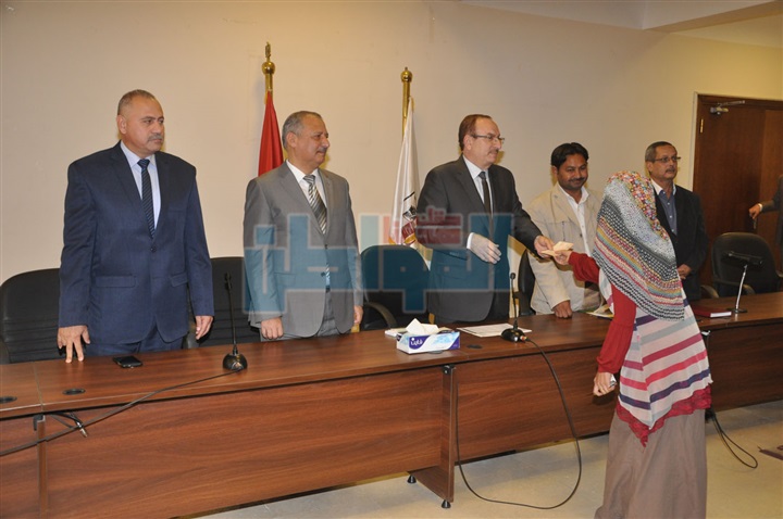 محافظ بني سويف يسلم 75 ألف جنيه للعرائس الأيتام لتجهيز بيت الزوجية
