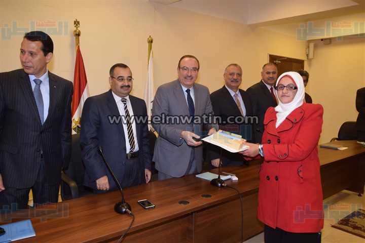 محافظ بني سويف يكرم أوائل الشهادتين الابتدائية والإعدادية