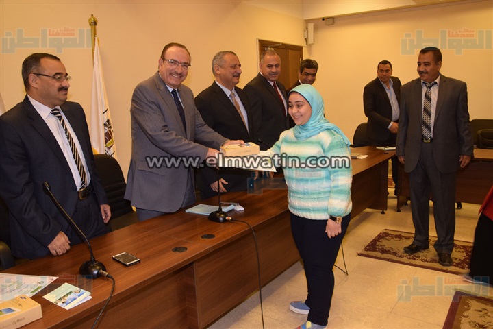 محافظ بني سويف يكرم أوائل الشهادتين الابتدائية والإعدادية