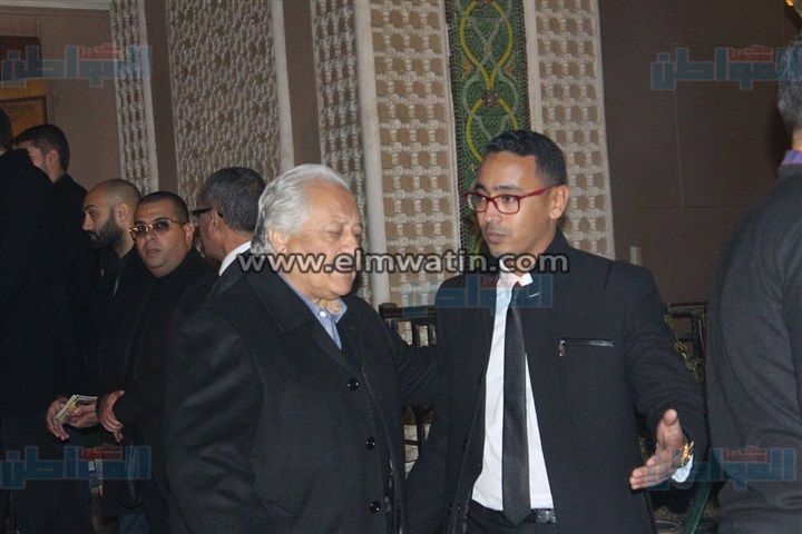 بالصور.. توافد الفنانين على عزاء أحمد راتب بمسجد "الشرطة"