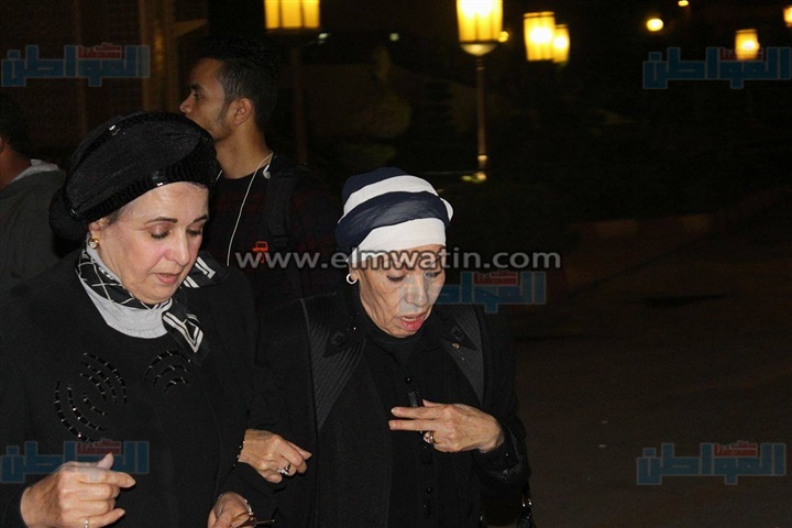 بالصور.. توافد الفنانين على عزاء أحمد راتب بمسجد "الشرطة"