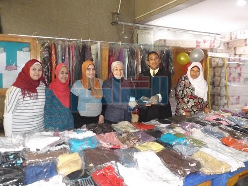 رئيس جامعة الفيوم يفتتح معرض خيري للملابس الجاهزة بكلية السياحة