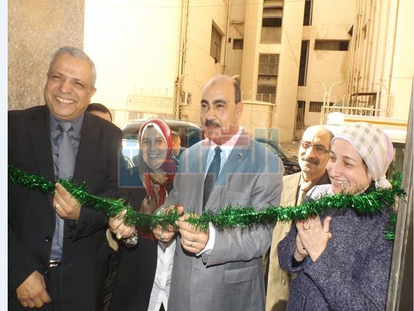 رئيس جامعة الفيوم يفتتح معرض خيري للملابس الجاهزة بكلية السياحة