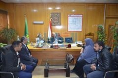 محافظ الإسماعيلية يستقبل أسرة أحد شهداء سيناء ويلبي طلباتها