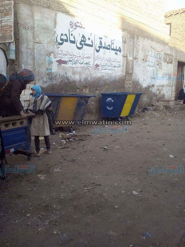 بالصور.. توزيع صناديق القمامة الكبيرة بأنحاء مدينة ناصر في بني سويف 