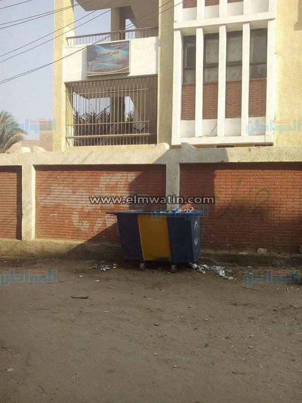بالصور.. توزيع صناديق القمامة الكبيرة بأنحاء مدينة ناصر في بني سويف 