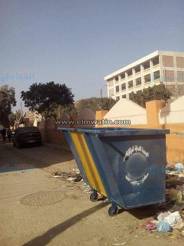 بالصور.. توزيع صناديق القمامة الكبيرة بأنحاء مدينة ناصر في بني سويف 