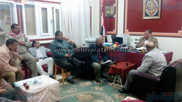 بالصور.. مدير إدارة الخارجة يناقش الاستعداد لامتحانات منتصف العام 