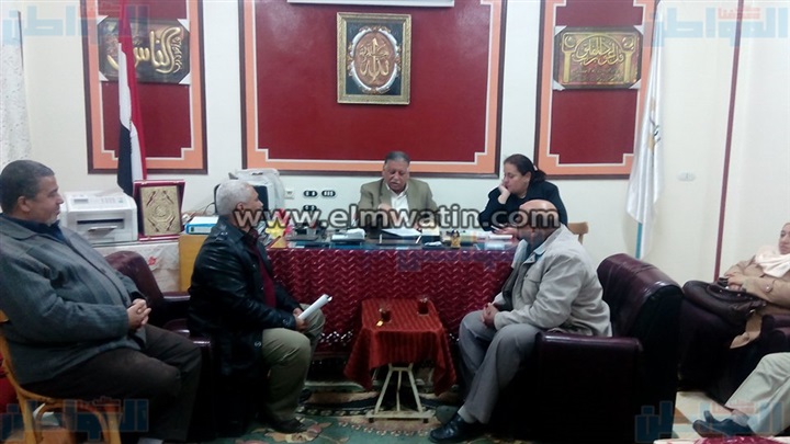 بالصور.. مدير إدارة الخارجة يناقش الاستعداد لامتحانات منتصف العام 