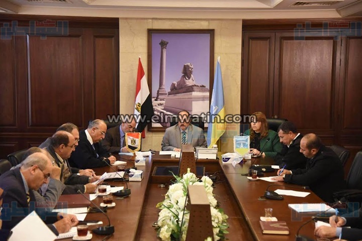 محافظ الإسكندرية يجتمع بلجنة متابعة توافر السلع الأساسية وأسعارها
