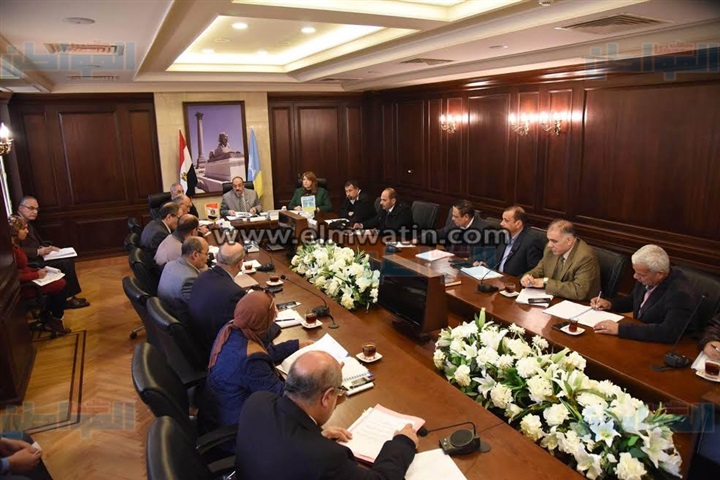 محافظ الإسكندرية يجتمع بلجنة متابعة توافر السلع الأساسية وأسعارها