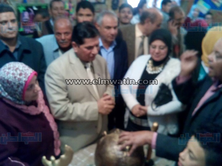 بالصور.. "وكيل تعليم كفرالشيخ" يكرم المشرفين على معرض التربية الفنية ببيلا
