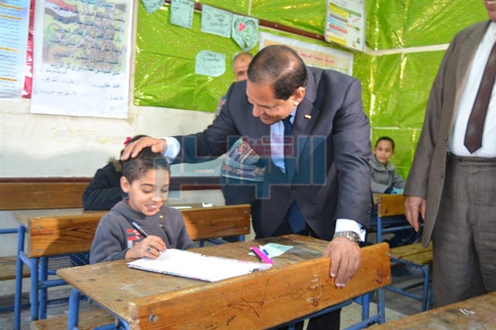 بالصور.. محافظ الغربية يتابع لجان امتحانات الابتدائية بمدارس طنطا