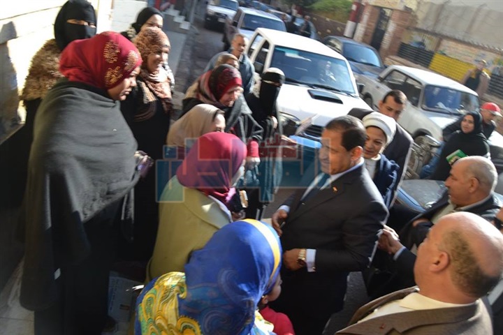 بالصور.. محافظ الغربية يتابع لجان امتحانات الابتدائية بمدارس طنطا