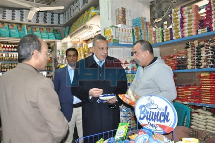 بالفيديو.. محافظ الجيزة في جولة مفاجئة على المحلات بالعمرانية 