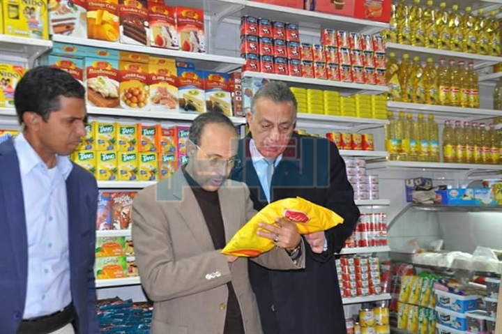 بالفيديو.. محافظ الجيزة في جولة مفاجئة على المحلات بالعمرانية 