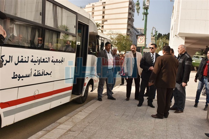 بالصور.. محافظ أسيوط يدشن خط سير جديد بين نزلة عبد اللاه والمدينة الجديدة
