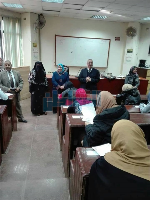 بالصور.. نائب رئيس الجامعة في لجان امتحانات تمريض بنها