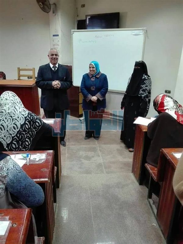 بالصور.. نائب رئيس الجامعة في لجان امتحانات تمريض بنها