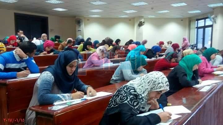 بالصور.. نائب رئيس الجامعة في لجان امتحانات تمريض بنها