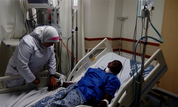 بالصور.. محافظ بني سويف يطمئن على مصابي انقلاب الأتوبيس السوداني