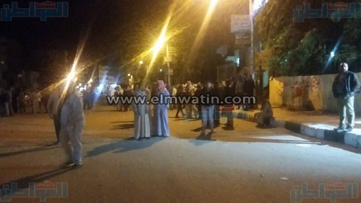 بالصور.. احتشاد مئات المواطنين أمام مستشفى الخارجة العام عقب هجوم كمين النقب