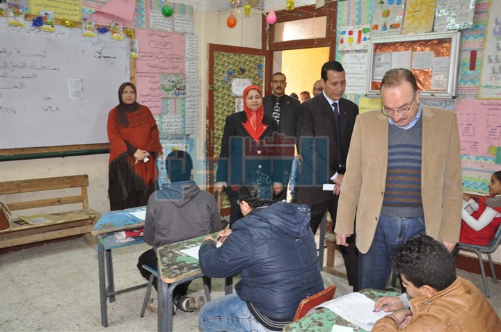 بالصور.. محافظ بني سويف يتفقد امتحانات الفصل الدراسي الأول للإبتدائية