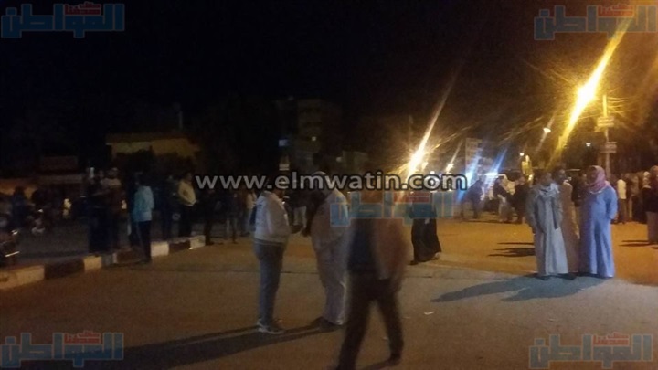 بالصور.. احتشاد مئات المواطنين أمام مستشفى الخارجة العام عقب هجوم كمين النقب
