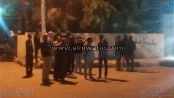 بالصور.. احتشاد مئات المواطنين أمام مستشفى الخارجة العام عقب هجوم كمين النقب