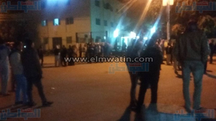 بالصور.. احتشاد مئات المواطنين أمام مستشفى الخارجة العام عقب هجوم كمين النقب