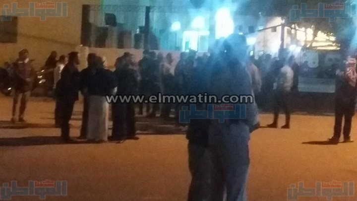 بالصور.. احتشاد مئات المواطنين أمام مستشفى الخارجة العام عقب هجوم كمين النقب