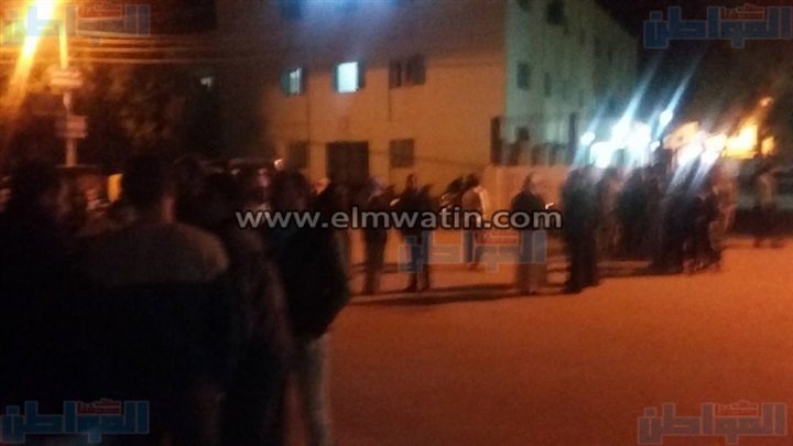 بالصور.. احتشاد مئات المواطنين أمام مستشفى الخارجة العام عقب هجوم كمين النقب