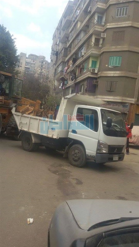 بالصور.. حملة مكبرة لإزالة الإشغالات بحي الساحل
