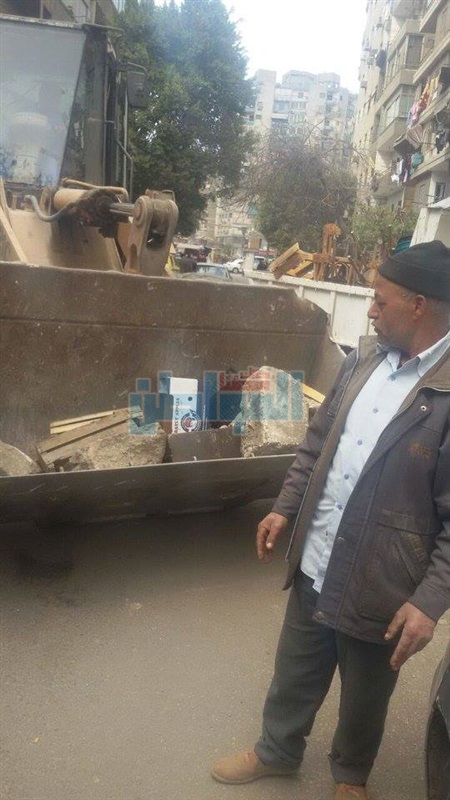 بالصور.. حملة مكبرة لإزالة الإشغالات بحي الساحل