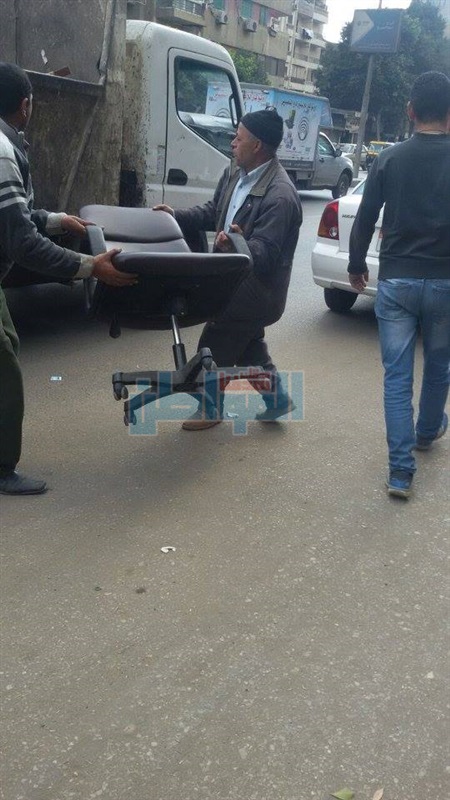 بالصور.. حملة مكبرة لإزالة الإشغالات بحي الساحل