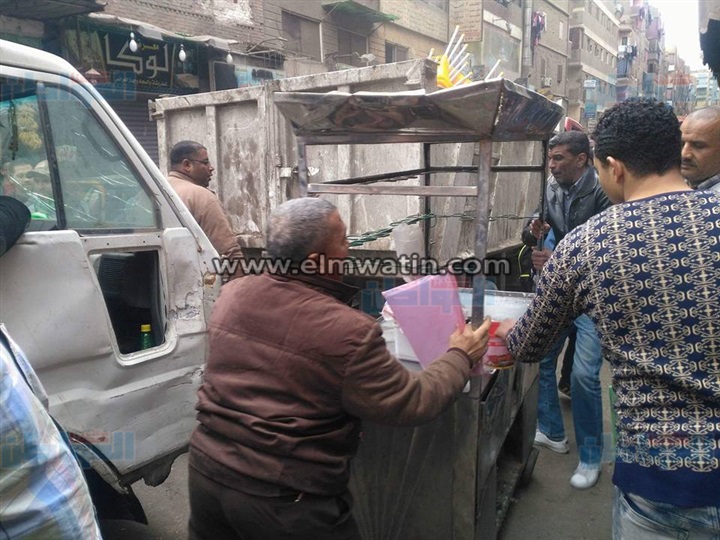 بالصور.. حملة لإزالة الإشغالات والتجريد بحي شمال الجيزة