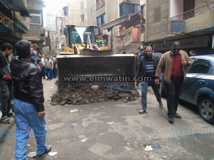 بالصور.. حملة لإزالة الإشغالات والتجريد بحي شمال الجيزة
