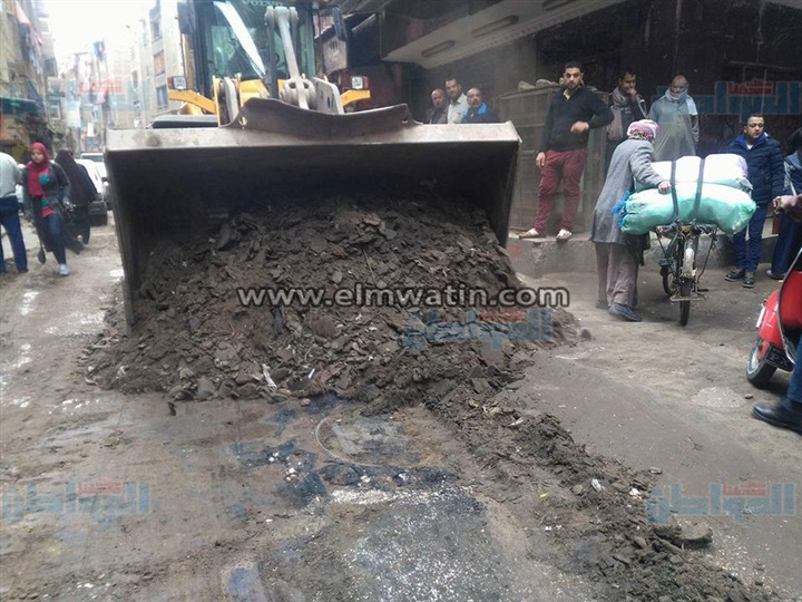 بالصور.. حملة لإزالة الإشغالات والتجريد بحي شمال الجيزة