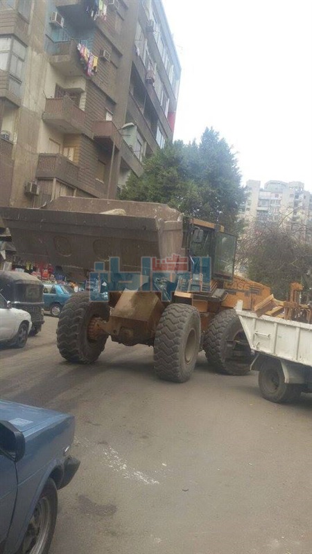 بالصور.. حملة مكبرة لإزالة الإشغالات بحي الساحل