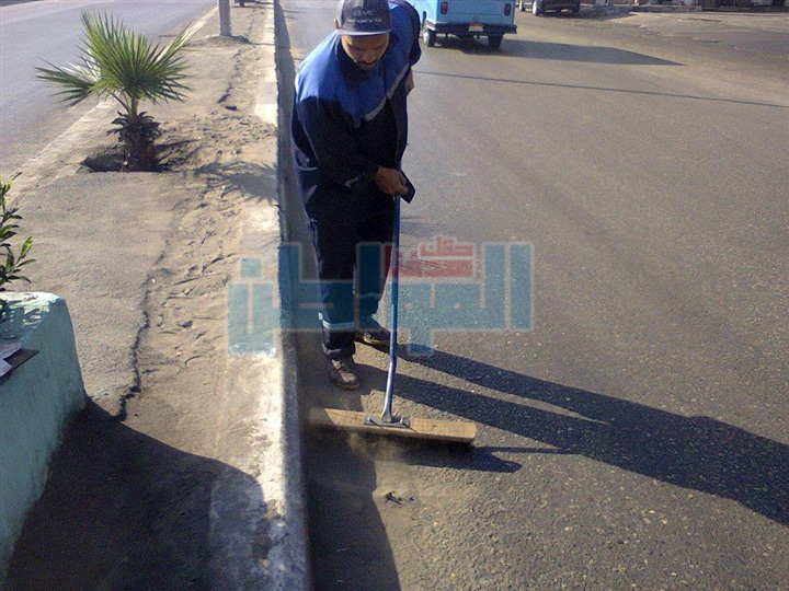 بالصور.. حملة مكبرة لإزالة الإشغالات بحي الساحل