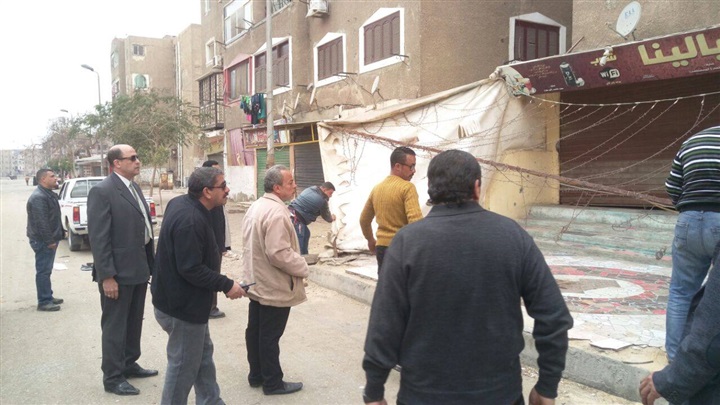 بالصور.. رئيس حي السلام أول يشن حملة إشغالات مكبرة على شوارع المدينة