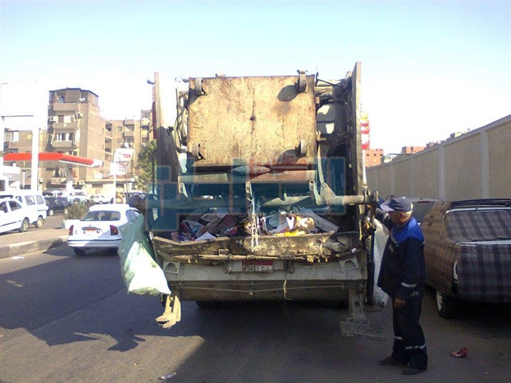 بالصور.. حملة مكبرة لإزالة الإشغالات بحي الساحل