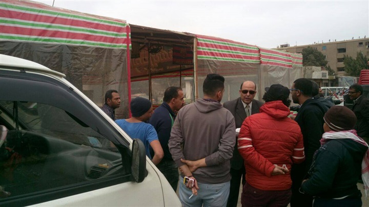 بالصور.. رئيس حي السلام أول يشن حملة إشغالات مكبرة على شوارع المدينة